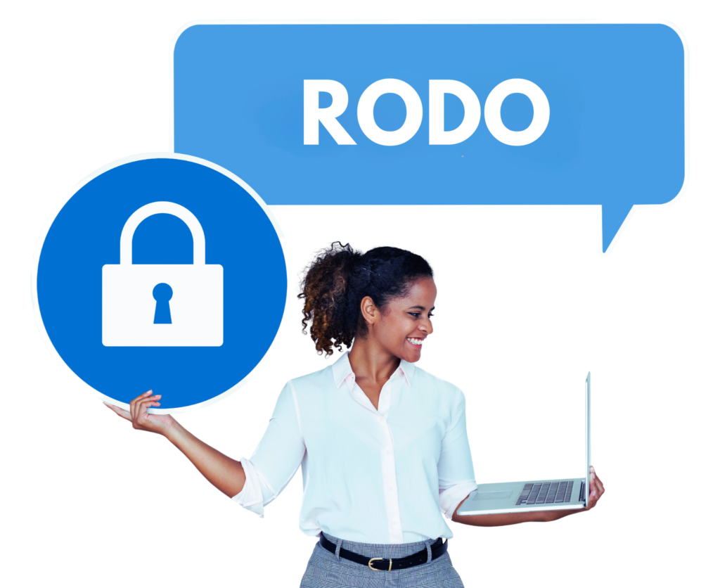 Uśmiechnięta kobieta trzymająca laptop i znak zamkniętej kłódki. Nad nią napis RODO